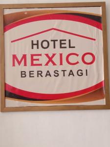 ein Schild für ein Hotel Mexiko Berkeley in der Unterkunft Hotel Mexico Berastagi in Berastagi + 1 Foto