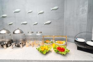 昆明的住宿－龚禧里·璞见酒店(昆明翠湖云南大学店），上面放着一碗食物和蔬菜的柜台