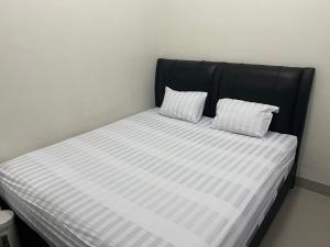 מיטה או מיטות בחדר ב-SPOT ON 93022 Anugrah Homestay Syariah