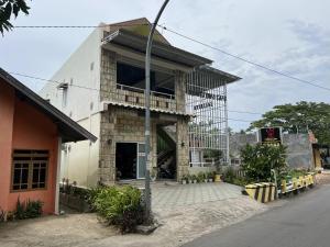 un edificio en construcción en una calle en OYO 93052 Batodupi Guesthouse Syariah, 