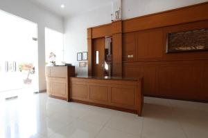a hospital room with a large wooden wall at OYO 93011 Hotel Griya Lestari Pati 2 in Pati