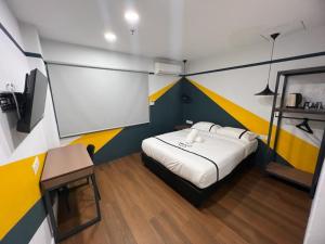 Postel nebo postele na pokoji v ubytování Seeds Hotel Chow Kit