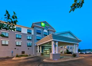 una imagen de un edificio de hotel en Holiday Inn Express Hotel & Suites Shakopee, an IHG Hotel, en Shakopee