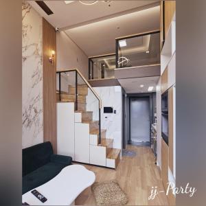 una sala de estar con una escalera en una casa pequeña en Luxury Apartment near Lotte World, en Seúl