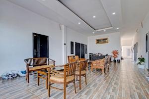 a dining room with a table and chairs at Capital O 92963 Global House Syariah in Sleman