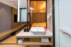 Ένα μπάνιο στο Orange Tree International Hotel Zhujiang New Town Huacheng Sqaure Branch - Free Shuttle Bus to Canton Fair Complex During Canton Fair Period