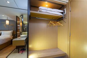Ένα ή περισσότερα κρεβάτια σε δωμάτιο στο Orange Tree International Hotel Zhujiang New Town Huacheng Sqaure Branch - Free Shuttle Bus to Canton Fair Complex During Canton Fair Period