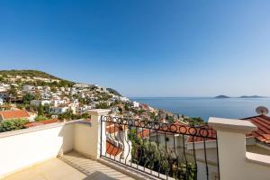 vistas al océano desde el balcón de una casa en Havuzu, plajı, bahçesi ve olağanüstü manzarasıyla…, en Kas