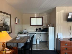 Η κουζίνα ή μικρή κουζίνα στο The Silver Birch Motel