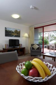 un bol de fruta en una mesa en la sala de estar en Club Wyndham Port Stephens en Salamander Bay