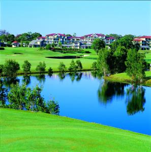 uma vista para um campo de golfe com um lago em Club Wyndham Port Stephens em Salamander Bay