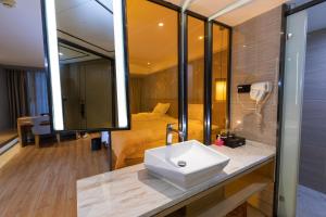 Ένα μπάνιο στο Orange Tree International Hotel Zhujiang New Town Huacheng Sqaure Branch - Free Shuttle Bus to Canton Fair Complex During Canton Fair Period