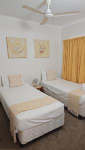 Ένα ή περισσότερα κρεβάτια σε δωμάτιο στο Airlie Seaview Apartments