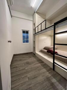 um quarto com 2 beliches e piso em madeira em Comfy Crib Hostel em Bangkok