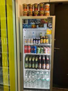 um frigorífico cheio de refrigerantes e bebidas em Comfy Crib Hostel em Bangkok