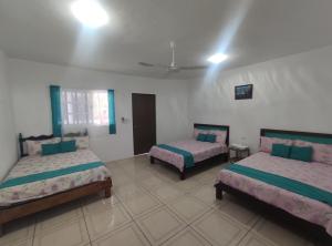 Habitación con 2 camas en una habitación en Departamentos y habitaciones Sak Naj en Telchac Puerto