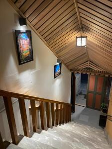 korytarzem z drewnianym sufitem i schodami w obiekcie Hotel Dorjiling w mieście Paro