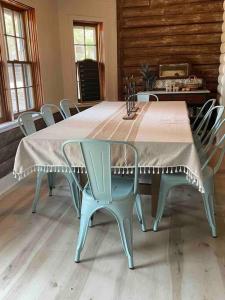 uma sala de jantar com mesa e cadeiras em Journey Hope Cabin em Magnolia