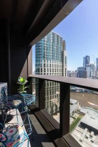 d'un balcon avec vue sur un grand bâtiment. dans l'établissement Prima Tower, à Melbourne