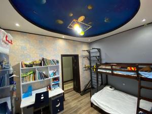 um quarto para crianças com um tecto com um planeta em My Hovli em Tashkent