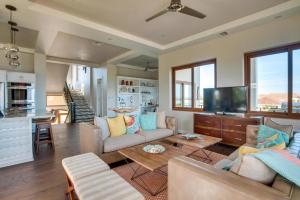 un soggiorno con divano e TV di Laguna Gecko Villa a Placencia