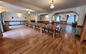 Cette grande chambre comprend une grande table et des chaises. dans l'établissement Pensiunea Eden Éden Panzió, à Odorheiu Secuiesc
