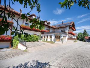 una gran casa blanca con entrada en Hotel Schaider en Ainring