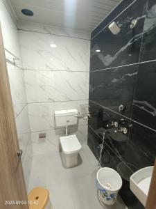 Ένα μπάνιο στο Kalptaru Home Stay Aff by MP TOURISM