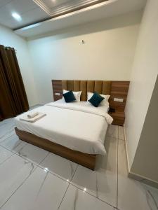 Un pat sau paturi într-o cameră la HOTEL VIEW