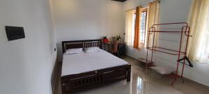 蒙纳Soly's Villa Homestay的一间带床的卧室，位于一间有窗户的房间里