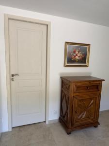una puerta blanca y un armario de madera en una habitación en Villa Campana - Sartène en Sartène