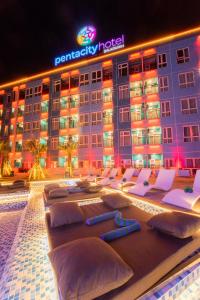 Bazén v ubytování Pentacity Hotel Balikpapan nebo v jeho okolí