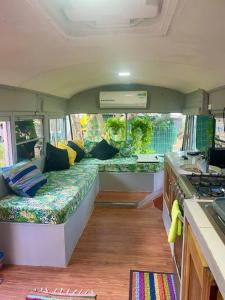 una caravana con un sofá en medio de una habitación en CasaBus beautiful bus dept. 50m from beach, en Santa Cruz