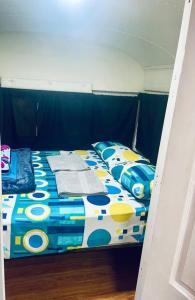 1 dormitorio con 1 cama con manta de lunares en CasaBus beautiful bus dept. 50m from beach, en Santa Cruz