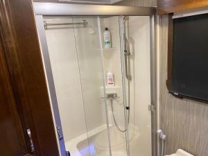 łazienka z kabiną prysznicową i telewizorem w obiekcie Happy Hedgehog River Views Hot Tub Private w mieście Ahwahnee