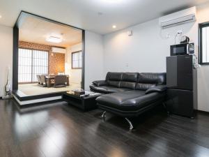 sala de estar con sofá de cuero y comedor en Kyoto - House - Vacation STAY 41844v, en Kioto