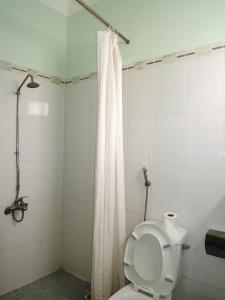 潘切的住宿－凱西酒店，浴室配有带浴帘的卫生间