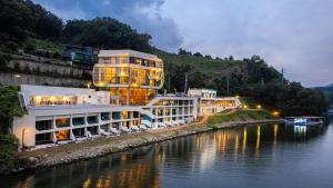 um edifício ao lado de um rio em Gapyeong Suiteian Hotel&Resort em Gapyeong