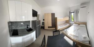 a room with a kitchen and a dining room at Karaburun Sunset Beach in Orikum