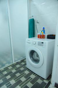 eine Waschmaschine in einer Waschküche mit Waschmaschine in der Unterkunft Nima villa in Tangalle