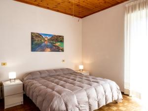een slaapkamer met een groot bed en 2 nachtkastjes bij Casa Verdi Colli in Montecastrilli
