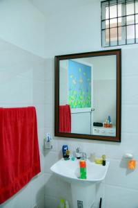 baño con lavabo blanco y toalla roja en Nima villa en Tangalle