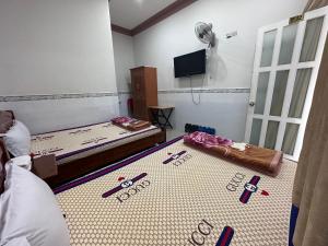 a room with two beds with tools on the floor at Motel Khánh Vy in Bao Loc