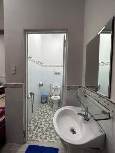 a bathroom with a sink and a toilet at Motel Khánh Vy in Bao Loc