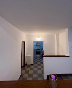Habitación vacía con cocina y pasillo en Casa vacanze La Dimora Allegra, en Ladispoli