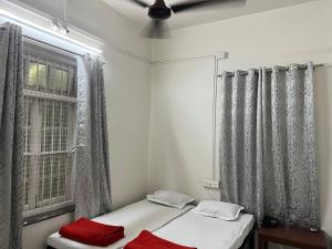 Ένα ή περισσότερα κρεβάτια σε δωμάτιο στο Hotel Laxminarayan Niwas