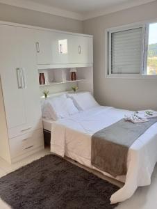 Кровать или кровати в номере Duas suítes em apartamento luxuoso com área gourmet- VOGO KAIRO
