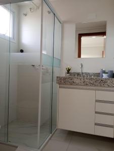 Ванная комната в Duas suítes em apartamento luxuoso com área gourmet- VOGO KAIRO
