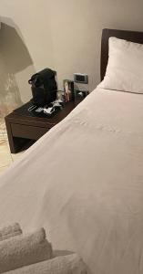 sypialnia z łóżkiem i torbą na stole w obiekcie TraMura w Trapani