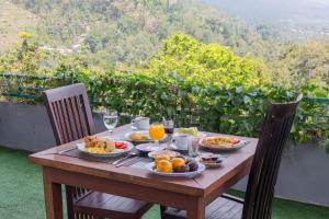 אפשרויות ארוחת הבוקר המוצעות לאורחים ב-Mandhasativa Homestay